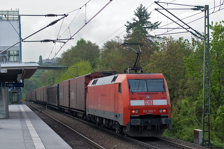152 108 mit CSQ 60084 bei km 14,2 (Mai 2010)