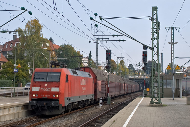 152 121 mit FZ 56165 bei km 15,6 (Oktober 2010)