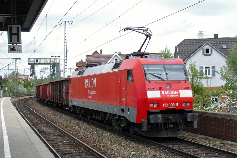 152 133 mit FZT 56164 bei km 16,8 (April 2010)