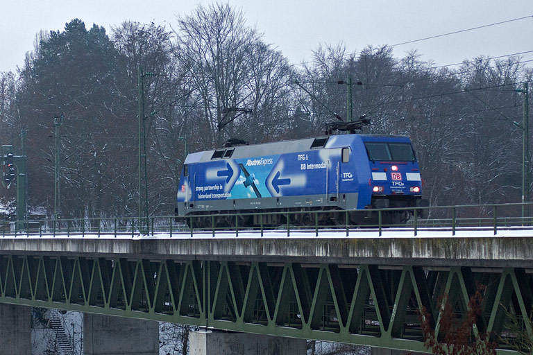 152 136 als Tfzf 68188 bei km 14,6 (Januar 2010)