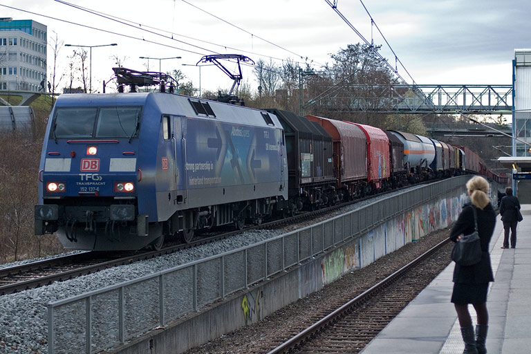152 137 mit FZT 56173 bei km 14,2 (M&auml;rz 2010)