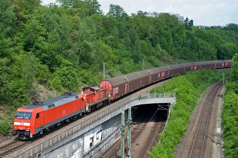 152 153 und 294 815 mit FZ 56165 bei km 13,8 (Mai 2010)