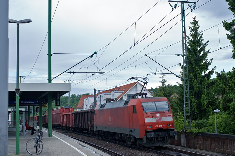152 165 mit FZT 56173 bei km 16,8 (Mai 2010)