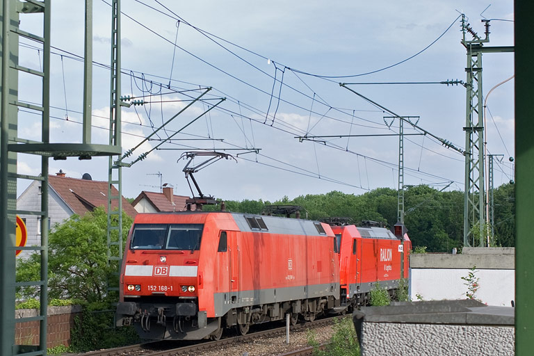 152 168 und 185 292 als CSQ 60084 bei km 16,8 (Mai 2010)