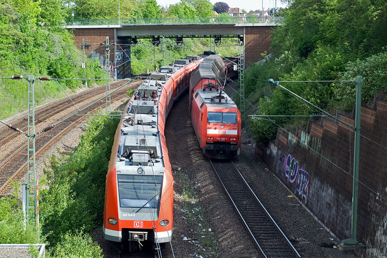 152 168 mit FZ 56167 und Baureihe 423 als S3 bei km 14,4 (Mai 2010)
