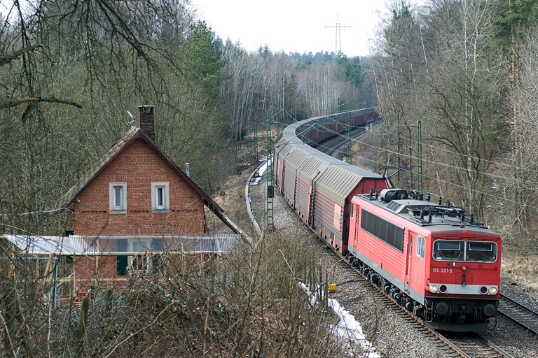 155 221 mit CSQ 60080 bei km 19,2 (M&auml;rz 2010)