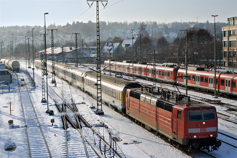 181 204 mit IC 280 bei km 16,0 (Dezember 2010)