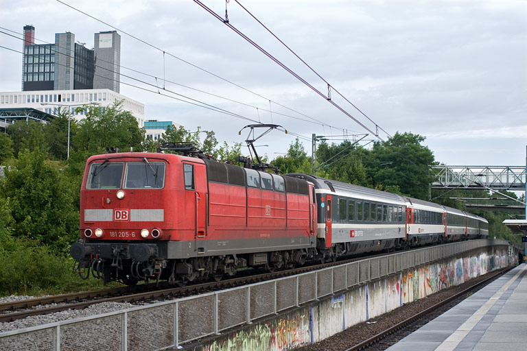 181 205 mit IC 181 bei km 14,2 (Juli 2010)
