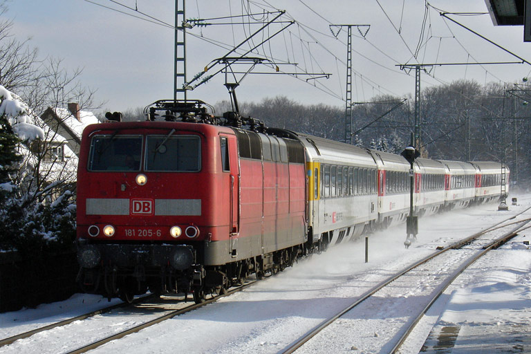 181 205 mit IC 280 bei km 16,8 (Dezember 2010)
