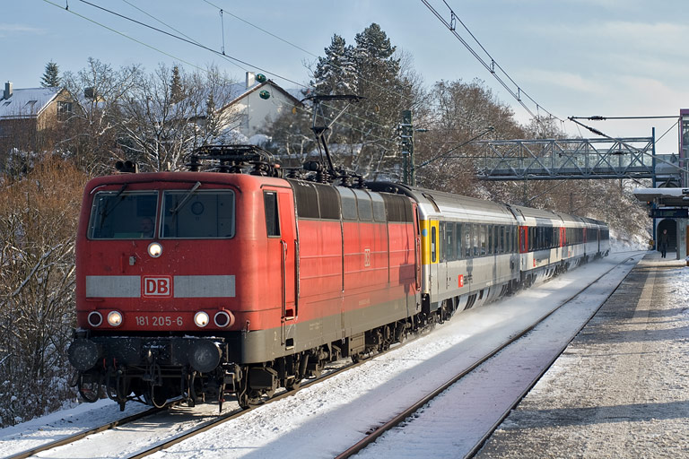 181 205 mit IC 280 bei km 14,2 (Dezember 2010)