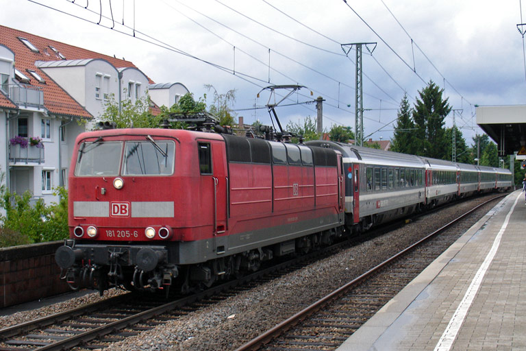 181 205 mit IC 281 bei km 16,8 (Juli 2010)