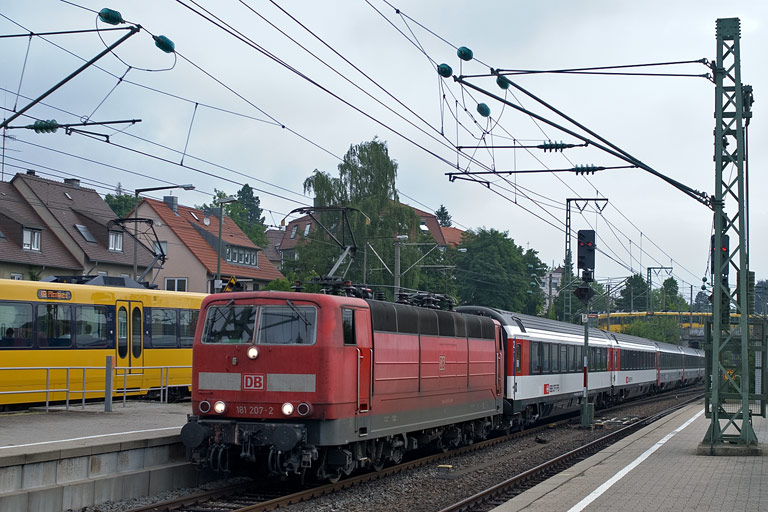 181 207 mit IC 181 bei km 15,6 (Juli 2010)