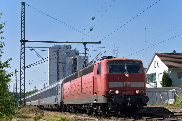 181 207 mit IC 281 bei km 8,8 (Juli 2010)