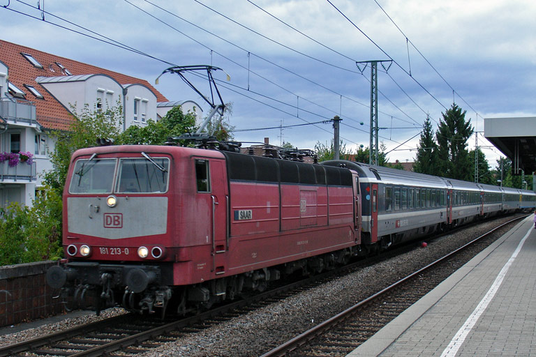 181 213 mit IC 281 bei km 16,8 (August 2010)