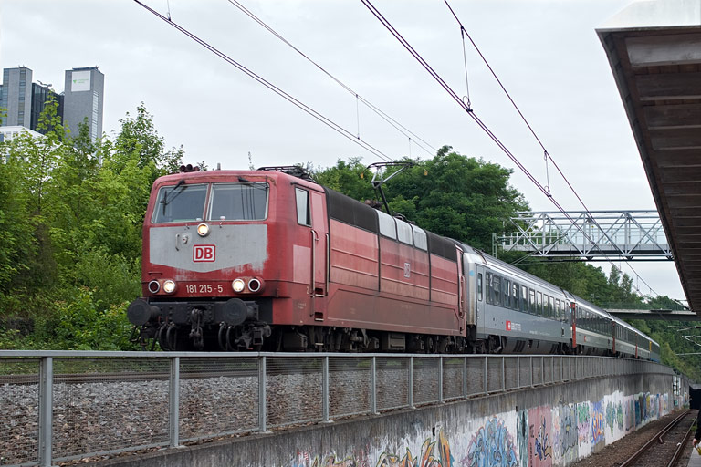 181 215 mit IC 181 bei km 14,2 (Juli 2010)