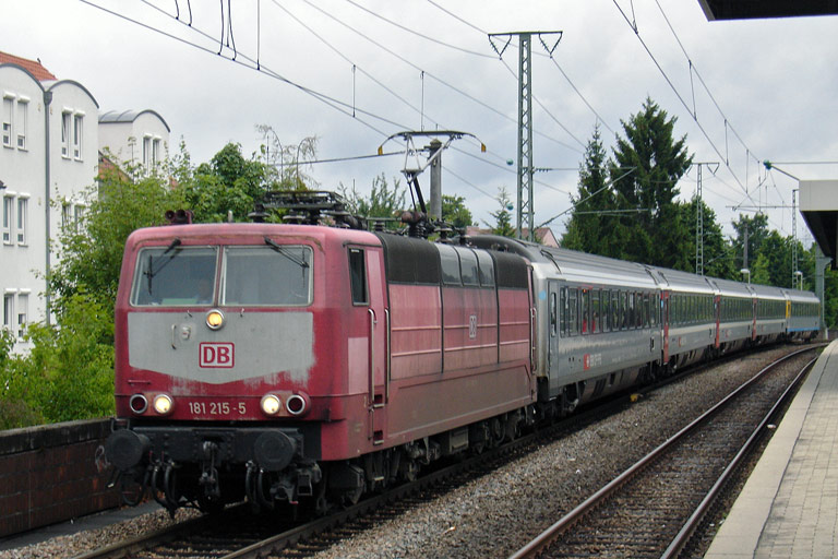 181 215 mit IC 281 bei km 16,8 (Juli 2010)