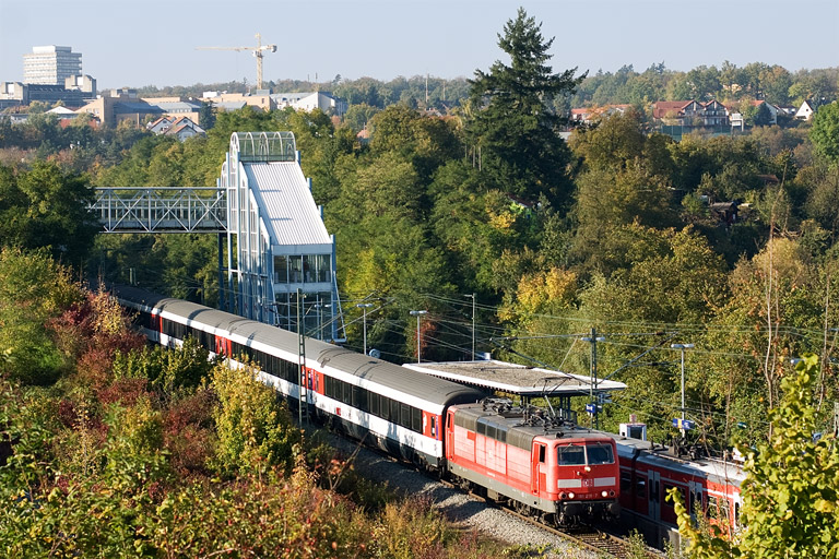 181 219 mit IC 281 bei km 14,2 (Oktober 2010)