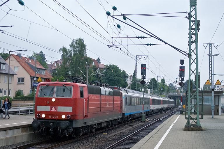 181 220 mit IC 181 bei km 15,6 (Juli 2010)