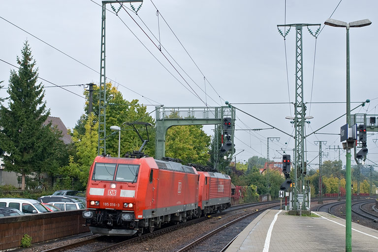 185 016 und 189 062 bei km 16,6 (Oktober 2010)