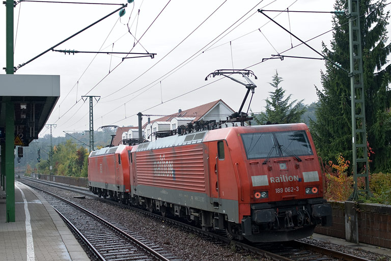185 016 und 189 062 bei km 16,8 (Oktober 2010)