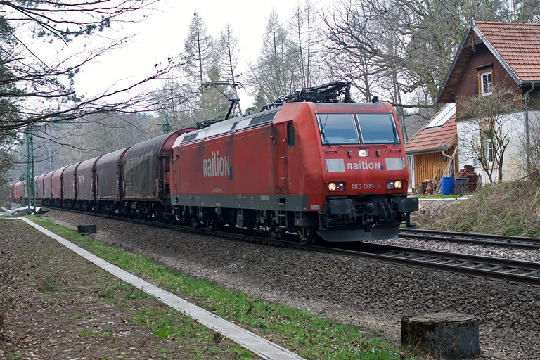 185 085 mit FE 44696 bei km 18,2 (April 2010)