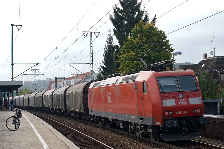 185 086 mit CS 49225 bei km 16,8 (Oktober 2010)