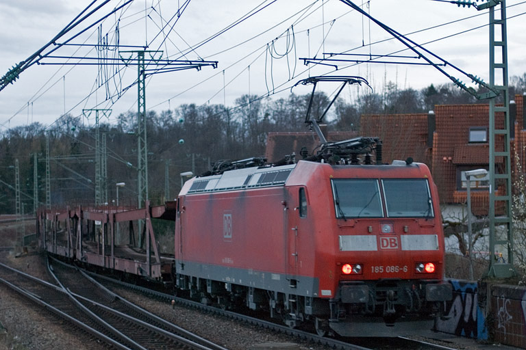 185 086 mit FZT 56173 bei km 16,8 (M&auml;rz 2010)