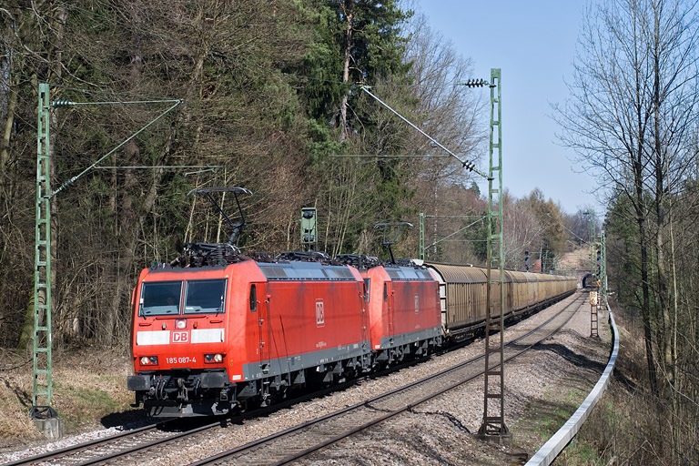 185 087 und 185 089 mit CS 46331 bei km 18,2 (April 2010)