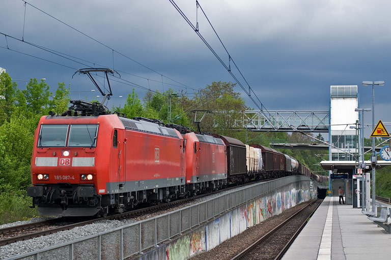 185 087 und 185 092 mit FE 44691 bei km 14,2 (Mai 2010)