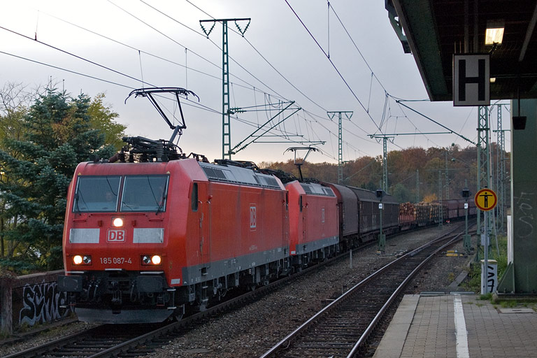 185 087 und 185 125 mit FE 44698 bei km 16,8 (Oktober 2010)
