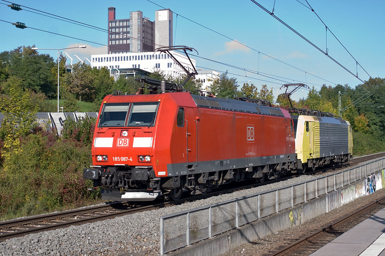 185 087 und ES 64 F4-008 bei km 14,2 (September 2010)