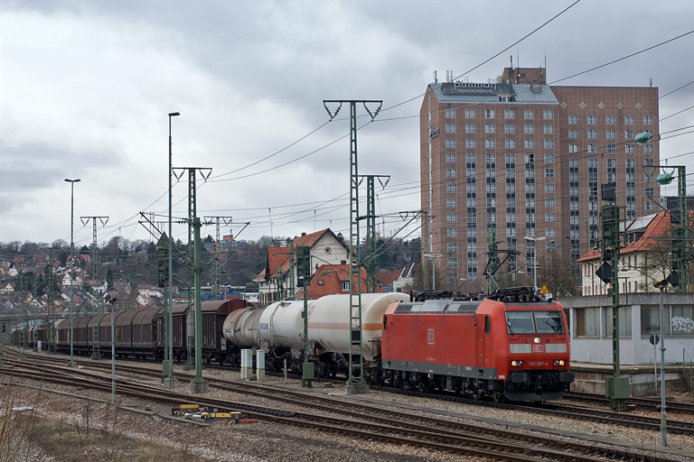 185 087 mit FE 44696 bei km 15,6 (M&auml;rz 2010)
