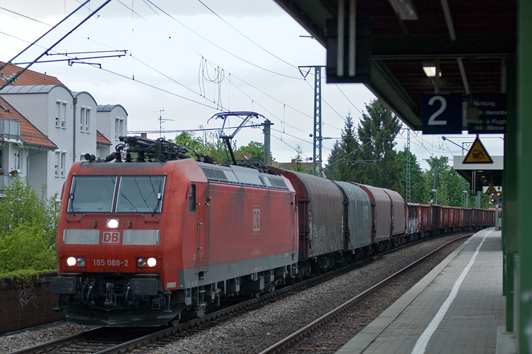 185 088 mit FZT 56173 bei km 16,8 (Mai 2010)