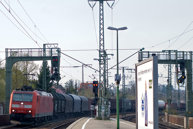 185 088 mit FZT 56173 bei km 16,6 (April 2010)