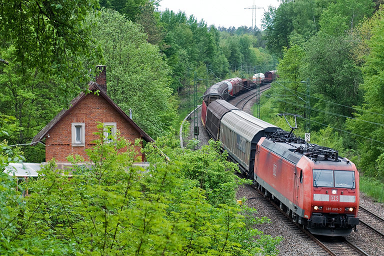 185 089 mit FE 44696 bei km 19,2 (Mai 2010)