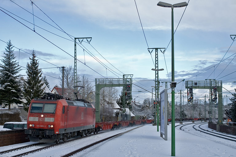 185 089 mit IKS 40989 bei km 16,6 (Februar 2010)