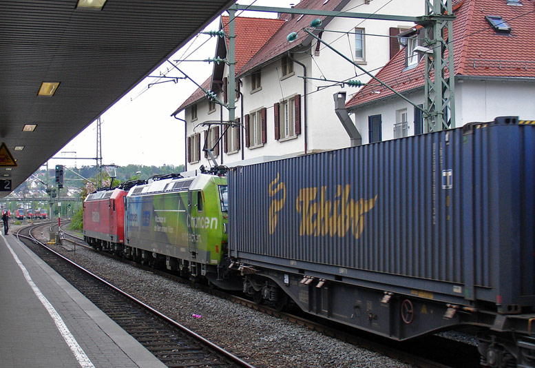 185 091 und 185 152 mit FE 45175 bei km 15,6 (Mai 2010)