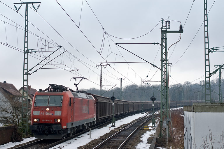 185 091 mit CS 46338 bei km 16,8 (Februar 2010)