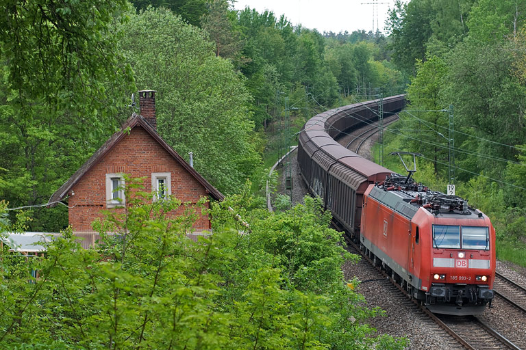 185 093 mit CFN 46334 bei km 19,2 (Mai 2010)