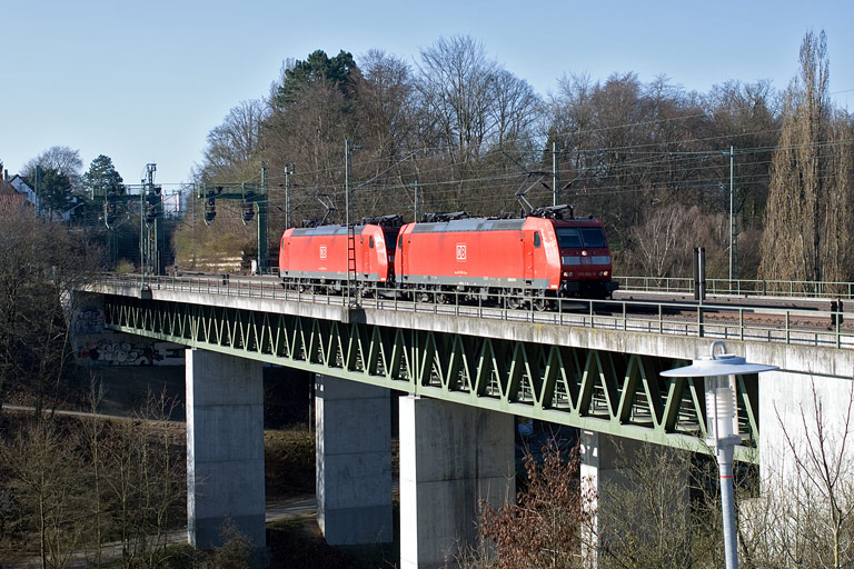 185 094 und 185 088 bei km 14,6 (April 2010)