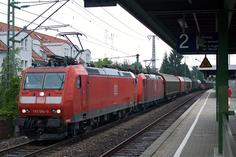 185 094 und 185 123 mit FE 44691 bei km 16,8 (Juli 2010)
