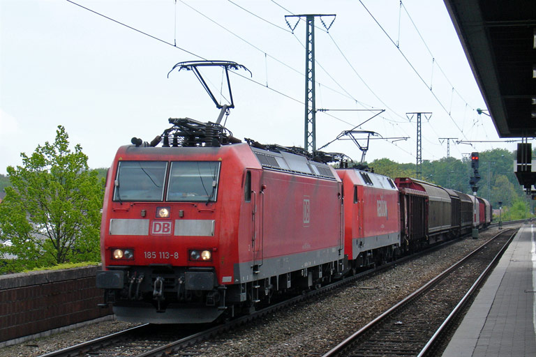 185 113 und Lok der Baureihe 185 mit FE 44696 bei km 16,8 (Mai 2010)