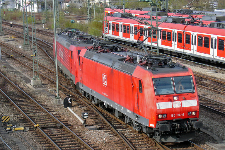 185 114 und 189 024 bei km 16,0 (April 2010)