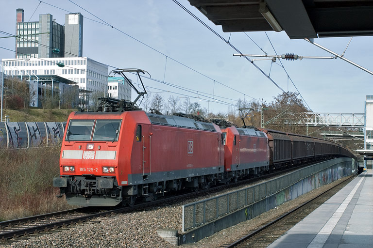 185 125 und 185 088 bei km 14,2 (Februar 2010)
