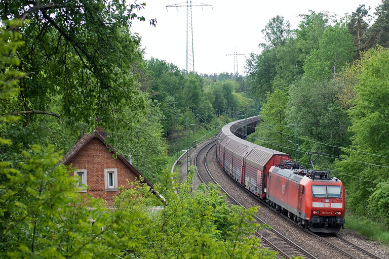 185 132 mit FZ 56167 bei km 19,2 (Mai 2010)
