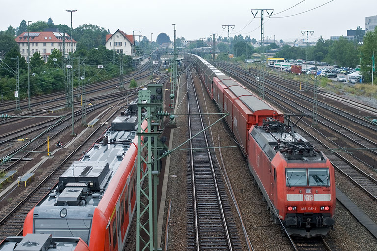 185 135 mit CFN 63324 bei km 15,8 (Juli 2010)
