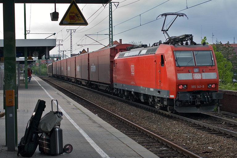 185 141 mit CSQ 60084 bei km 16,8 (Mai 2010)