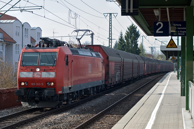 185 143 mit FZ 56167 bei km 16,8 (April 2010)