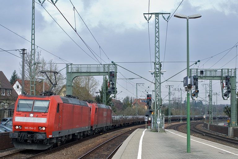 185 154 und Lok der Baureihe 185 bei km 16,6 (April 2010)