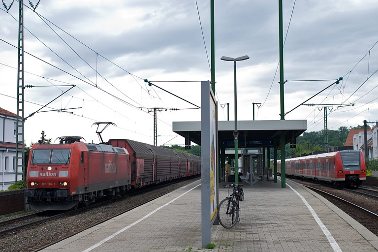 185 176 mit CSQ 60080 und Baureihe 425 als RE 19609 bei km 16,8 (Mai 2010)